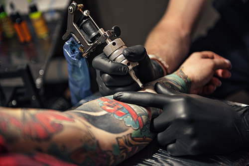 Black Nitrile Disposable Gloves are Ideal for Tattoo Artistry
