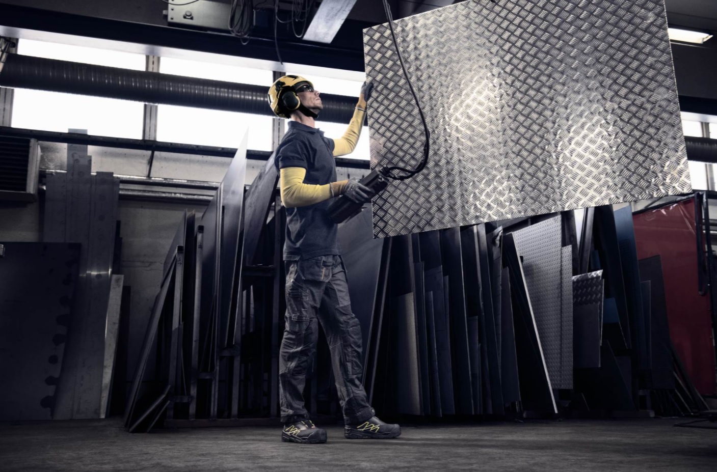 The Tegera 75 Sleeve protects the arms from damage when hazardous material is held above or at head height In action