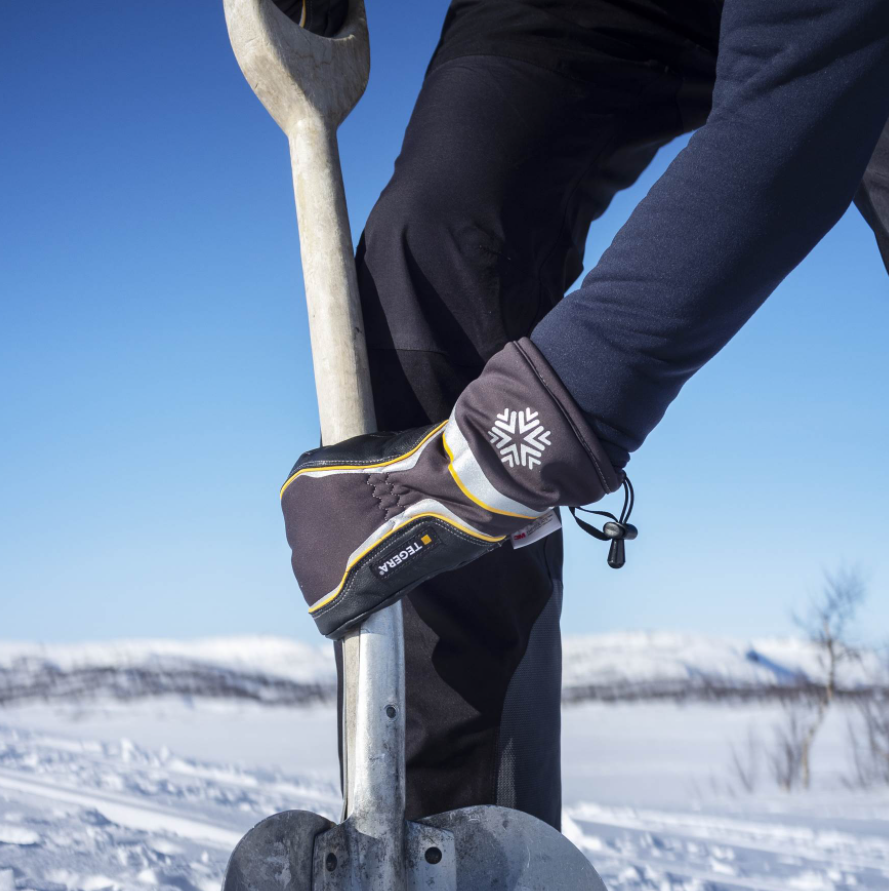 The mitten style allows you to tightly grip tools, machine parts and material across the entire knuckle area 7794 Gloves in action