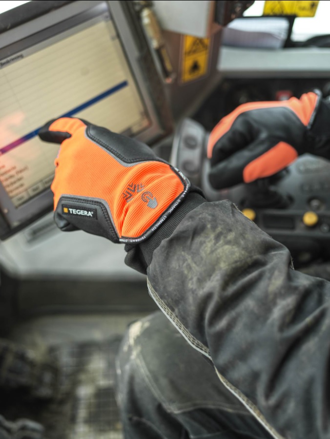 There is no need to remove your gloves when operating a smartphone or touchscreen interface Touchscreen compatible