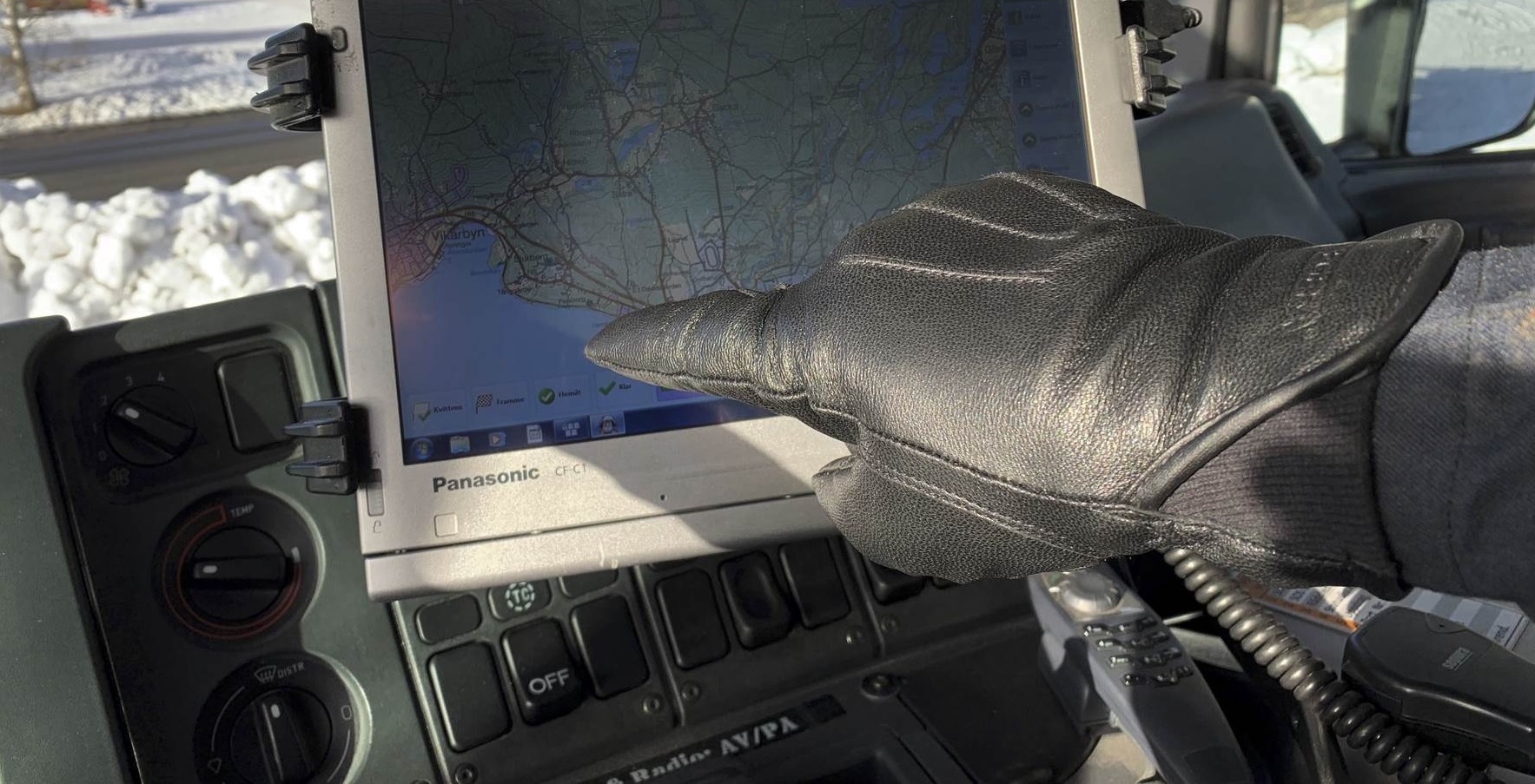 There is no need to remove your gloves to operate touchscreens, smartphones and other machine interfaces Touchscreen compatibility