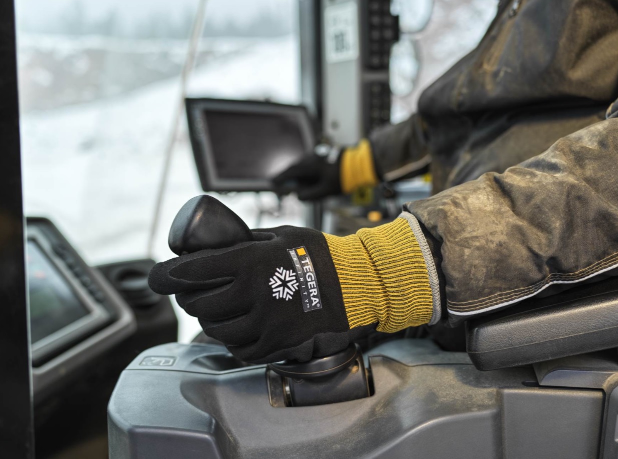8810R Gloves in action