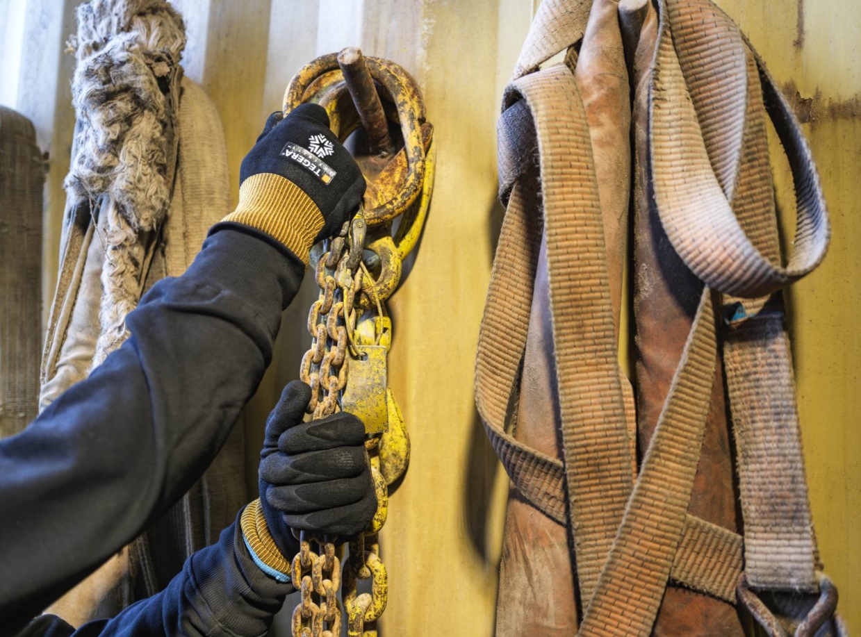 Ideal for use outside, 8810R Gloves are contact cold resistant 8810R Gloves in action